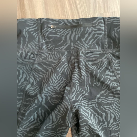Sweaty Betty Zero Gravity Running Tight grey zebra check print 7/8 length- 4-6 - Picture 10 of 10